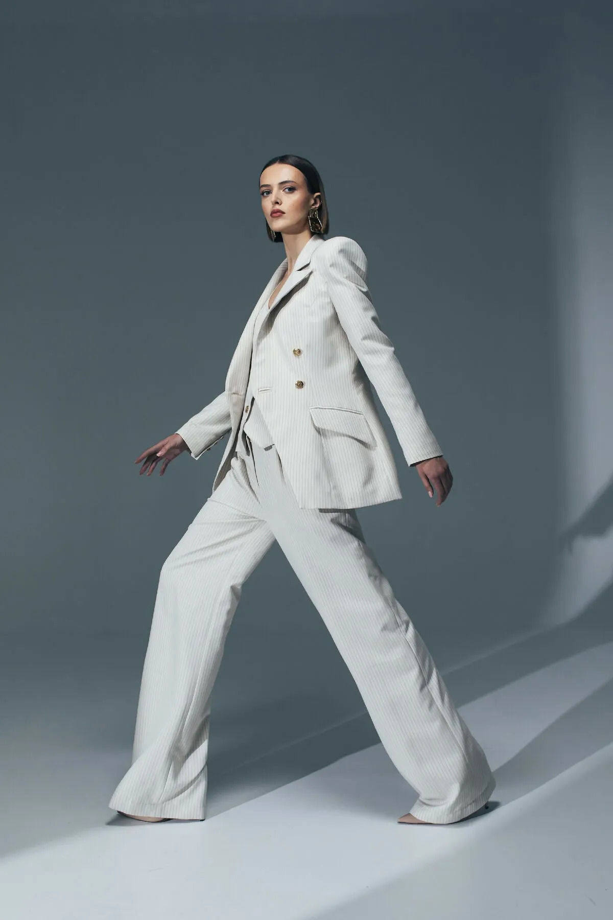 BEIGE OVERSIZED TUXEDO WITH STRIPES AND GOLD BUTTONS